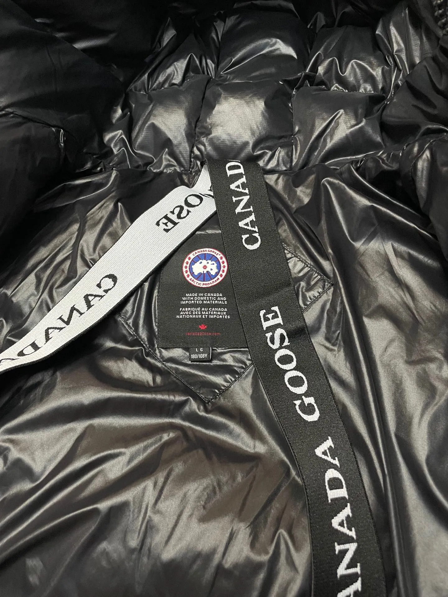 P780 Black Red Label Top Version 𝘾𝘼𝙉𝘼𝘿𝘼 𝙂𝙊𝙊𝙎𝙀/Canada Goose 2023 Limited New Crofton Puff Down Jacket Pure Guangzhou Inspection 95 White Duck Down Filling‼  Top version, ceiling level‼ Crofton soft bread, the latest style in 2023, has a cold protection effect of up to level 4. It is made of recycled Feather-Light tear-resistant fabric. It is ultra-light and has no weight on the upper body at all! The unique black label highlights your temperament‼  Canada Goose, a Canadian brand, has always been recognized as the warmest down jacket. Various Instagram celebrities, Internet celebrities, and celebrities often wear it for street photos. I do Canada Goose every year, but I still can’t get rid of my love for geese. No matter how cold the winter is, there is no need to be afraid, because there are geese! Filled with 80% white duck down, Canada Goose is the legendary warmest down jacket and is known as a must-have for Arctic outdoor sports! The most popular down jacket in the world, celebrities are rushing to buy it, it is a must-have! Same style for men and women Size: S-XXL